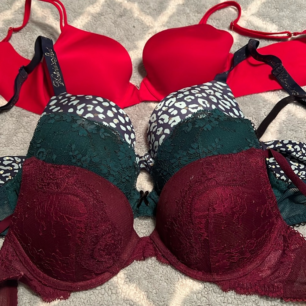 Lots of Victoria Secret bras